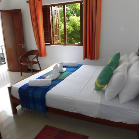 Bed and Breakfast Pick & Go White House Negombo Esterno foto