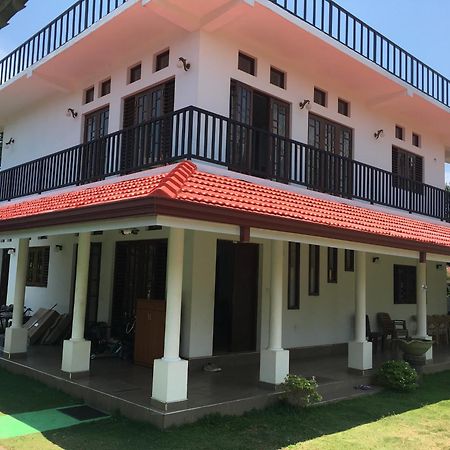 Bed and Breakfast Pick & Go White House Negombo Esterno foto