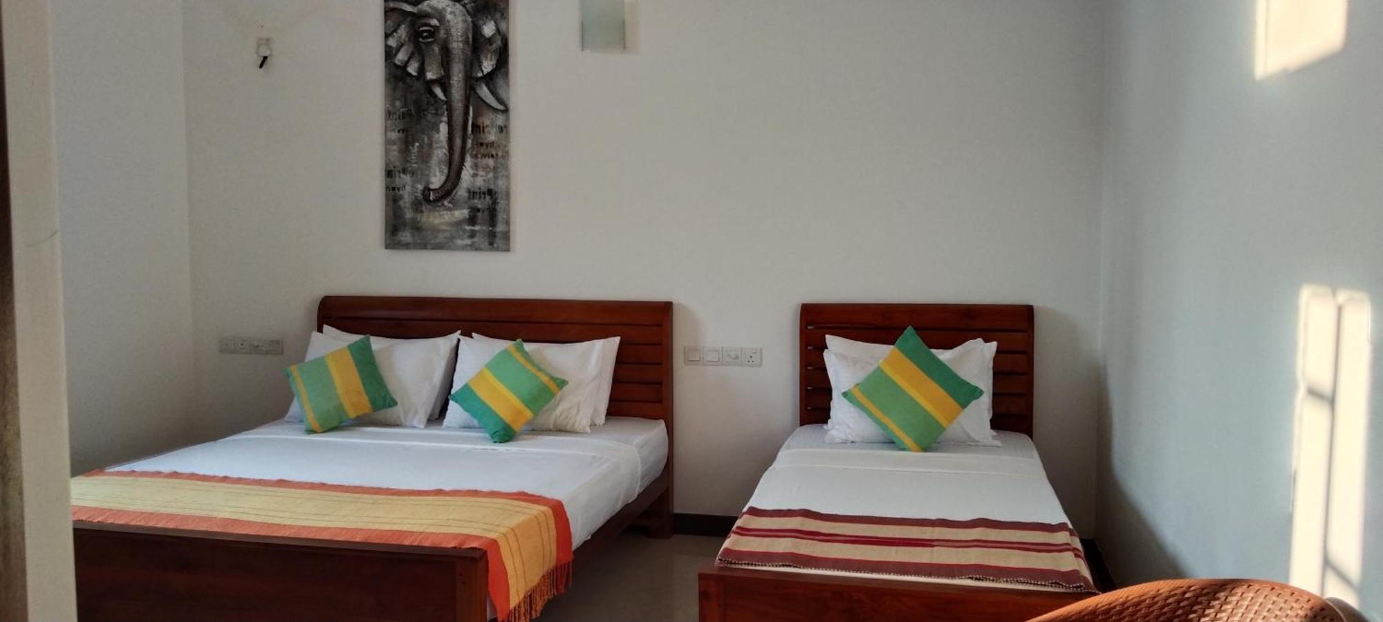 Bed and Breakfast Pick & Go White House Negombo Esterno foto