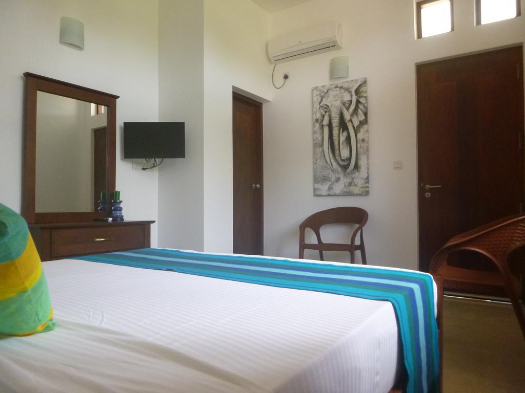 Bed and Breakfast Pick & Go White House Negombo Esterno foto
