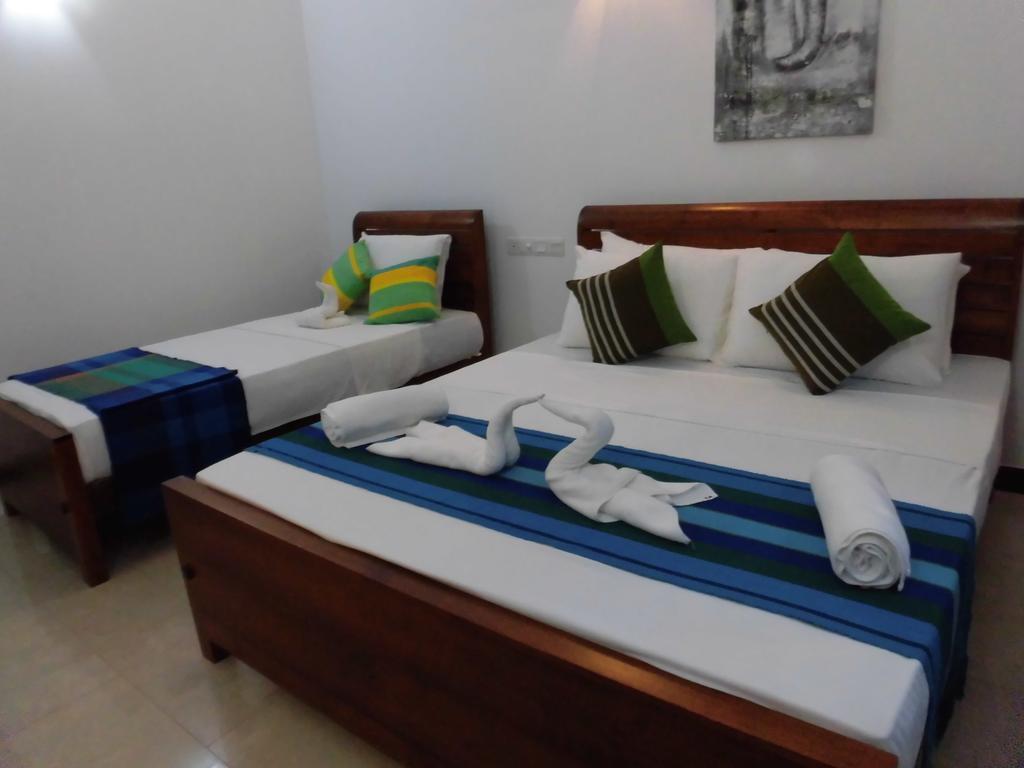 Bed and Breakfast Pick & Go White House Negombo Esterno foto