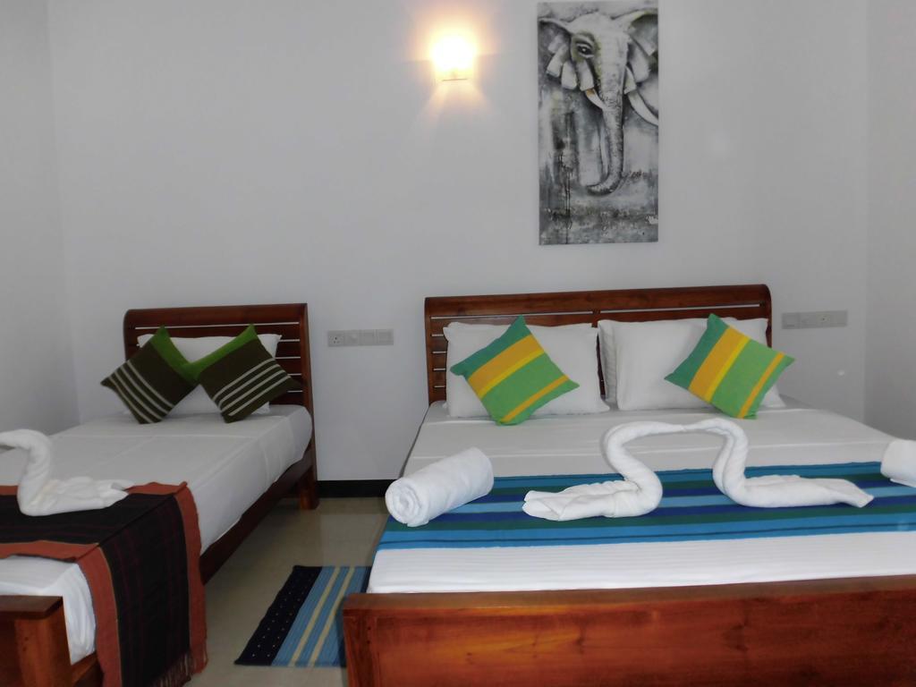 Bed and Breakfast Pick & Go White House Negombo Esterno foto