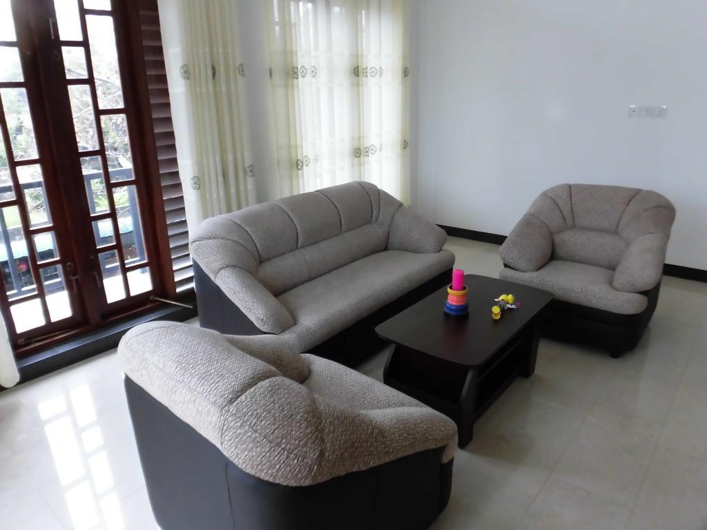 Bed and Breakfast Pick & Go White House Negombo Esterno foto