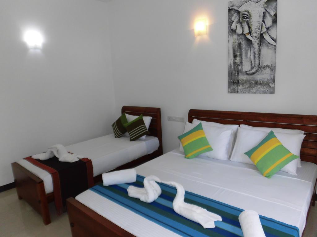 Bed and Breakfast Pick & Go White House Negombo Esterno foto