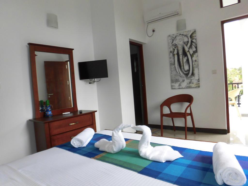 Bed and Breakfast Pick & Go White House Negombo Esterno foto
