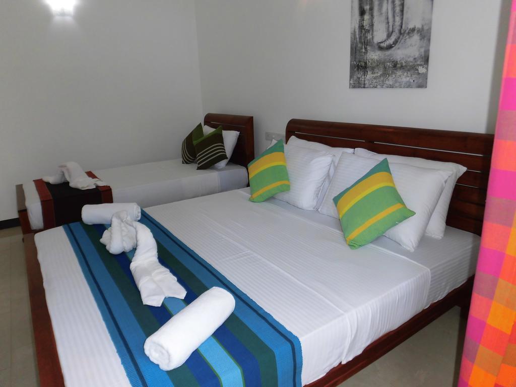 Bed and Breakfast Pick & Go White House Negombo Esterno foto
