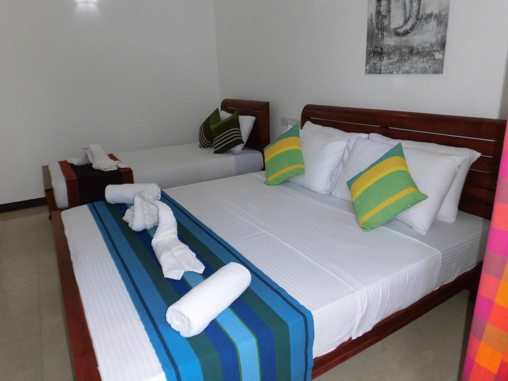 Bed and Breakfast Pick & Go White House Negombo Esterno foto