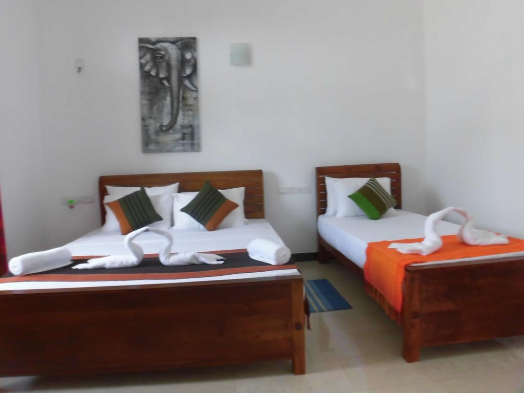 Bed and Breakfast Pick & Go White House Negombo Esterno foto
