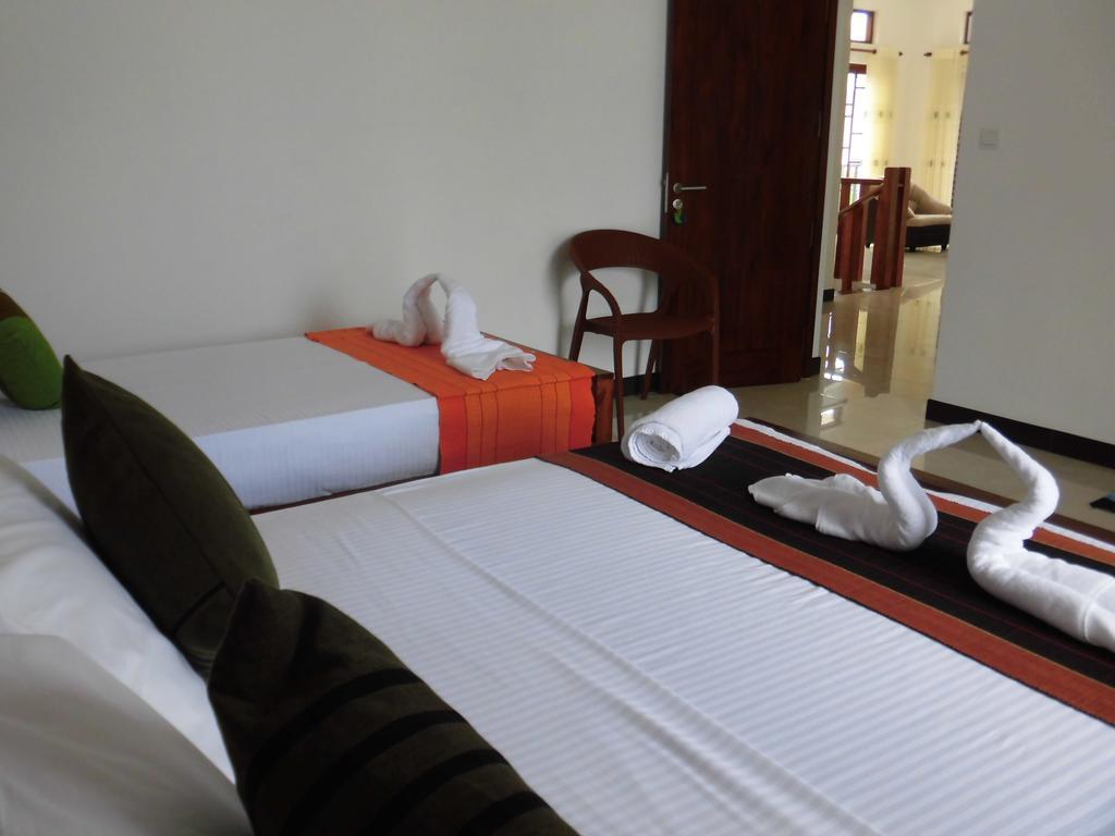 Bed and Breakfast Pick & Go White House Negombo Esterno foto