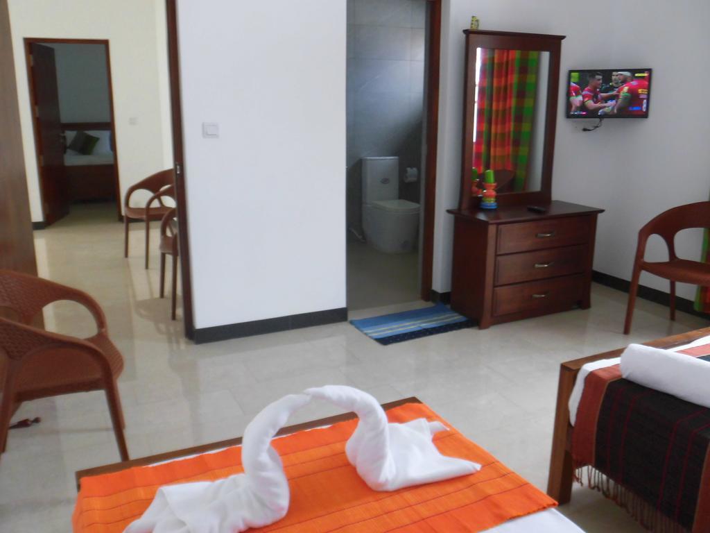 Bed and Breakfast Pick & Go White House Negombo Esterno foto