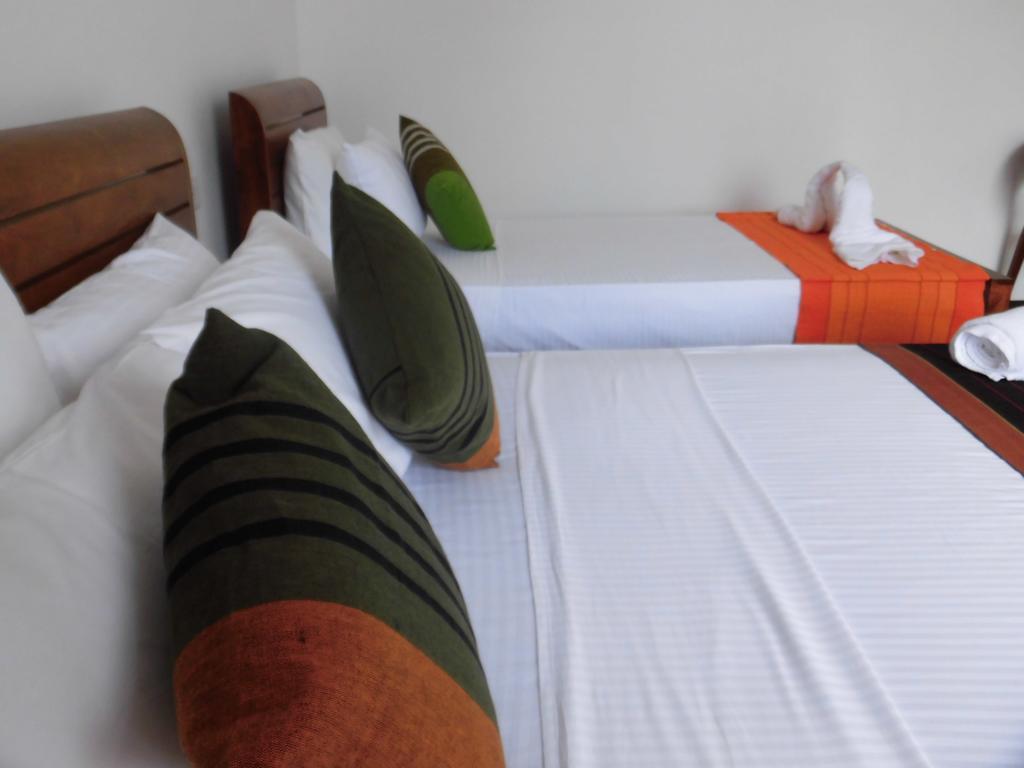 Bed and Breakfast Pick & Go White House Negombo Esterno foto