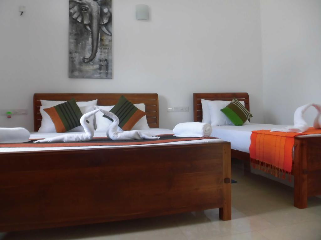 Bed and Breakfast Pick & Go White House Negombo Esterno foto