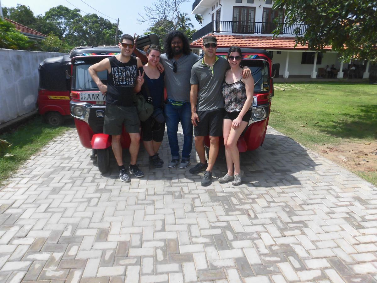 Bed and Breakfast Pick & Go White House Negombo Esterno foto