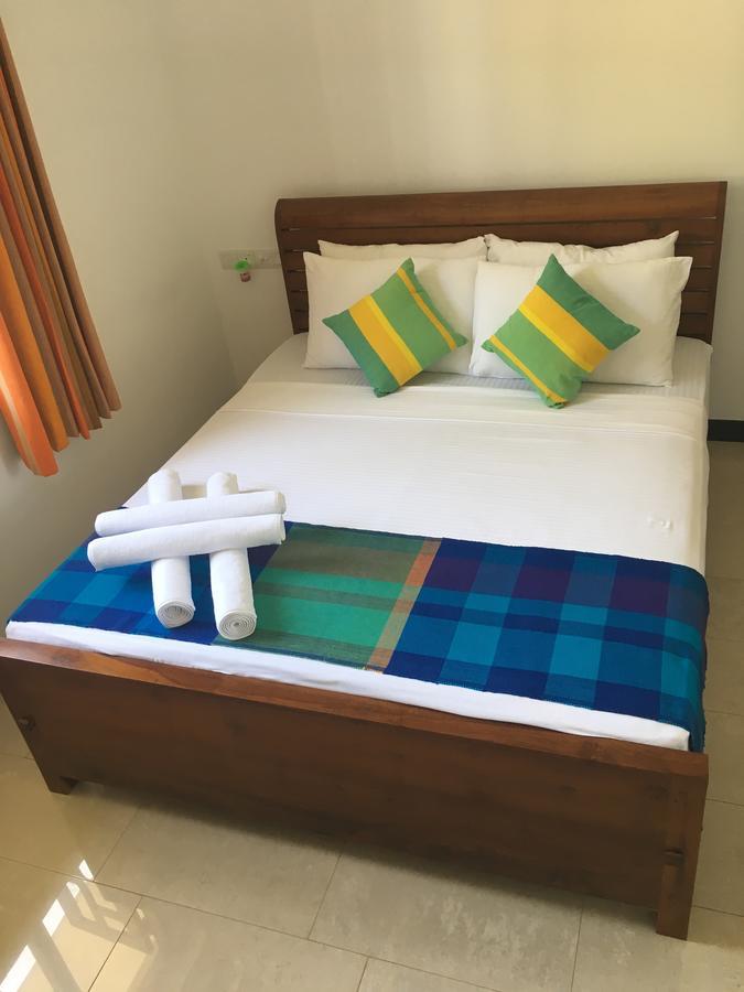 Bed and Breakfast Pick & Go White House Negombo Esterno foto