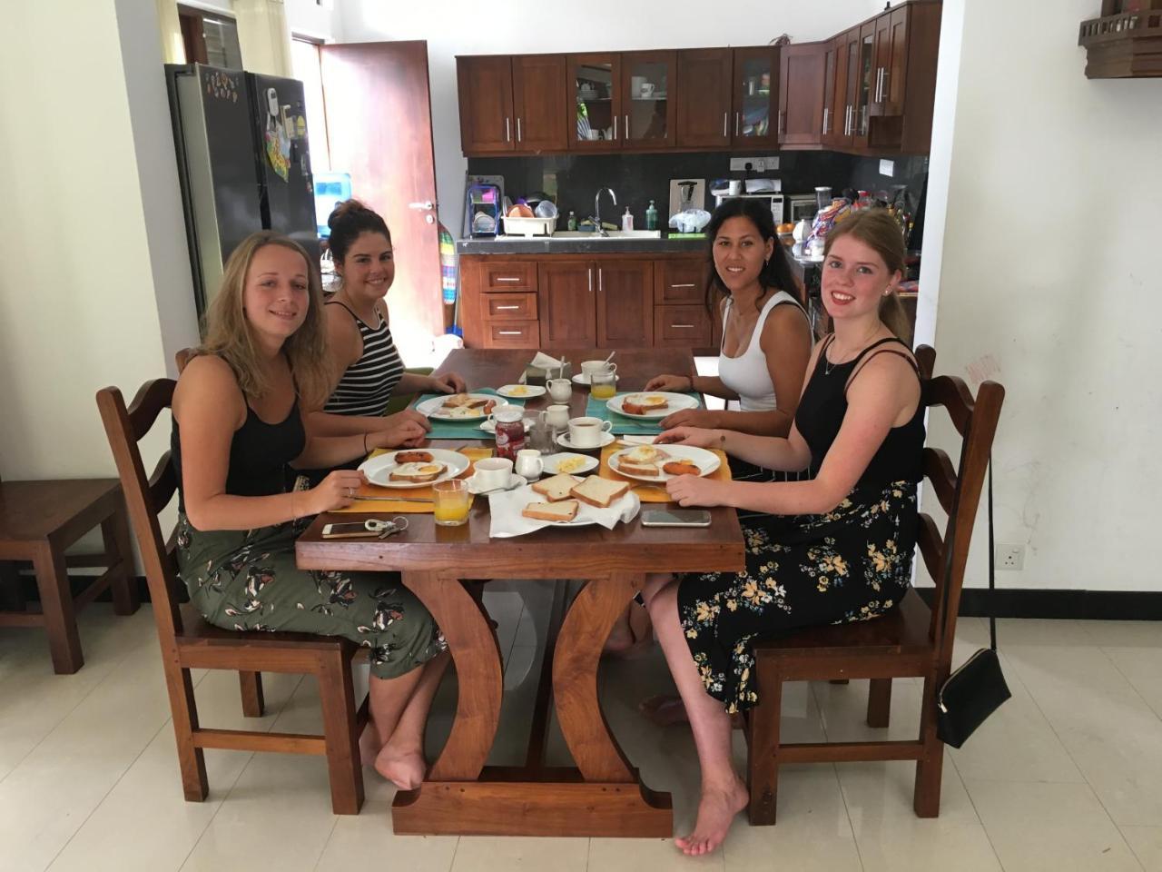 Bed and Breakfast Pick & Go White House Negombo Esterno foto