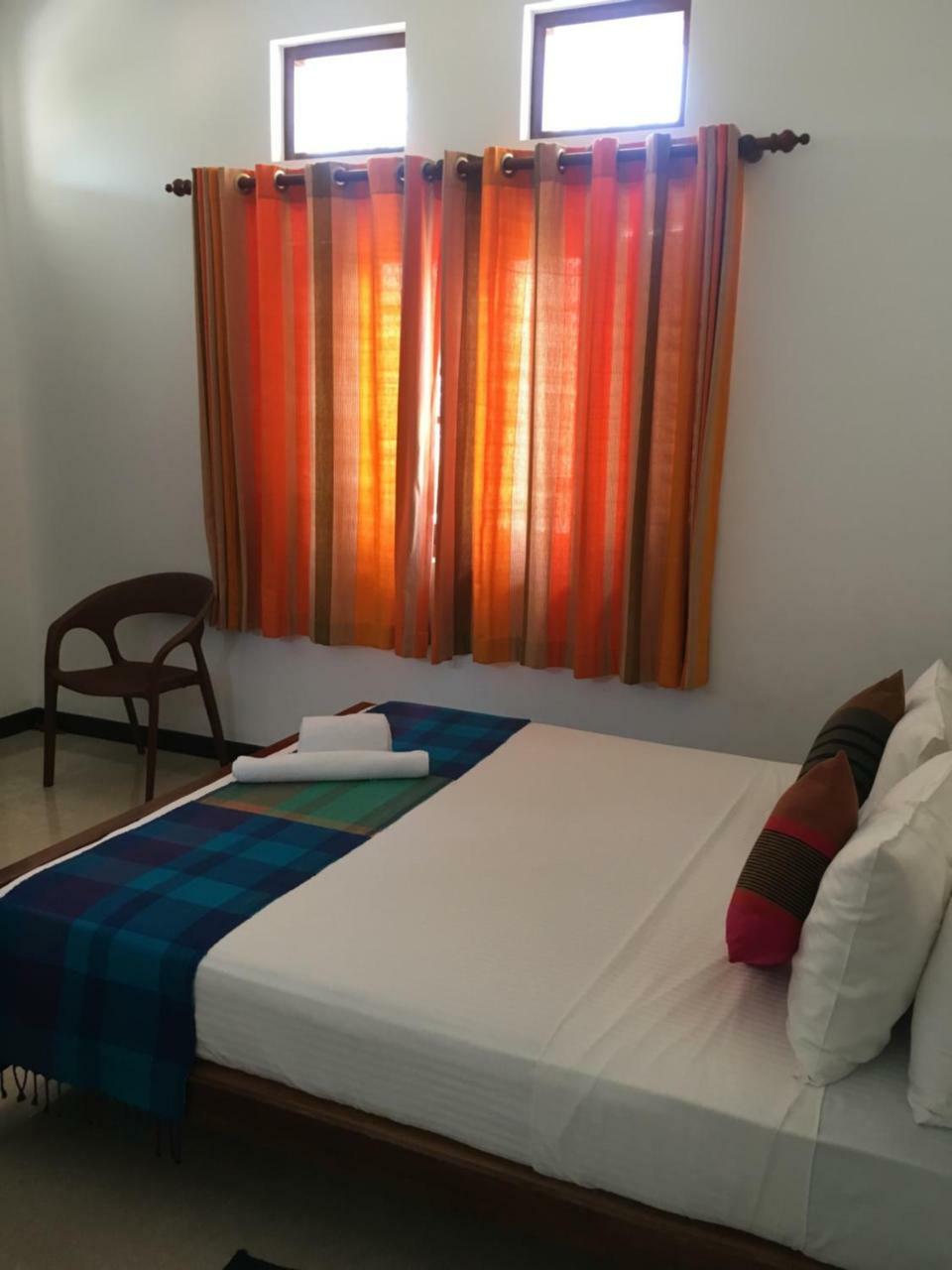 Bed and Breakfast Pick & Go White House Negombo Esterno foto