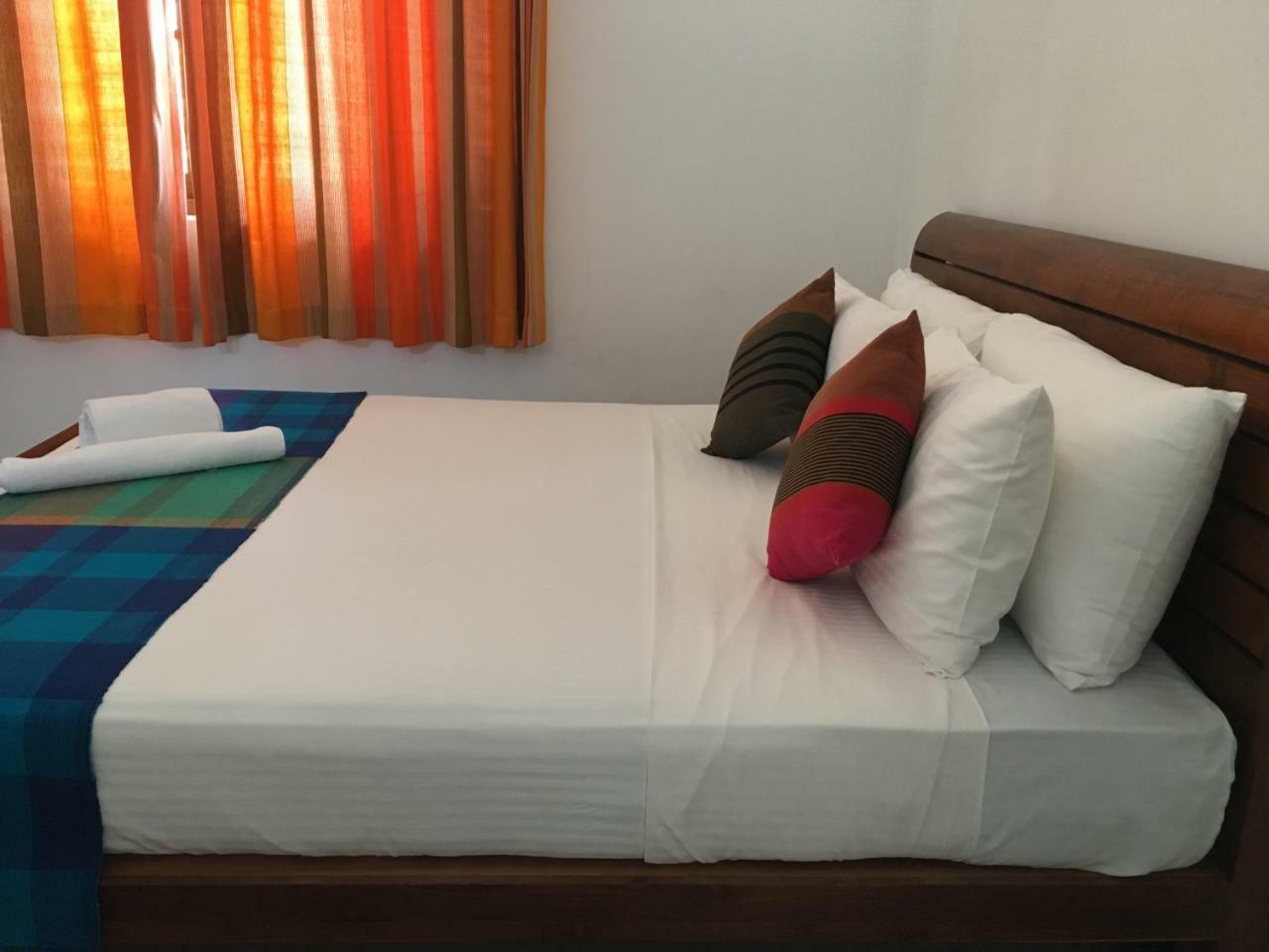 Bed and Breakfast Pick & Go White House Negombo Esterno foto