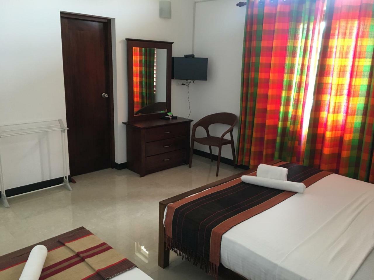 Bed and Breakfast Pick & Go White House Negombo Esterno foto