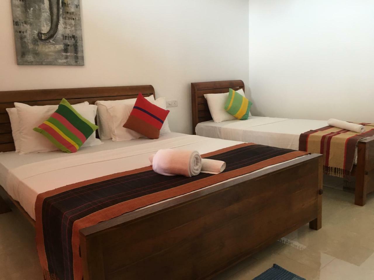 Bed and Breakfast Pick & Go White House Negombo Esterno foto