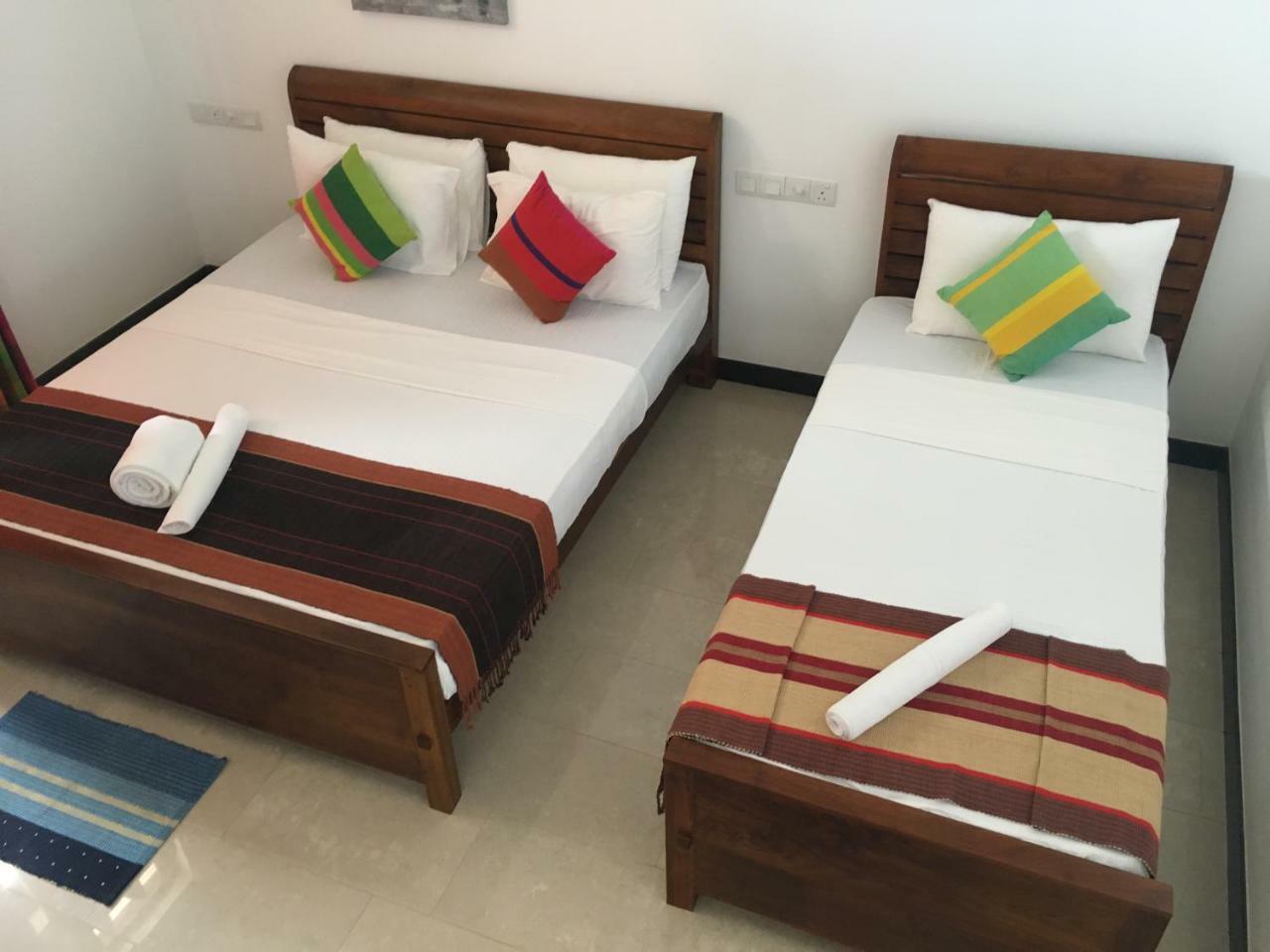 Bed and Breakfast Pick & Go White House Negombo Esterno foto